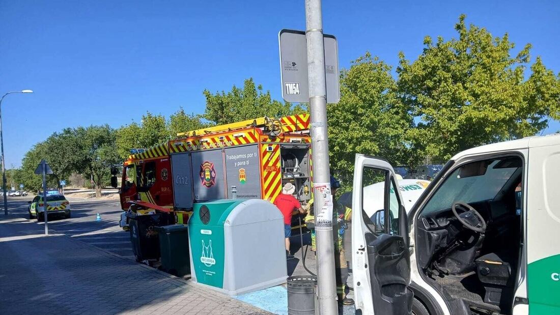 Los Bomberos apagan un conato de incendio en un vehículo de Esmasa en Alcorcón