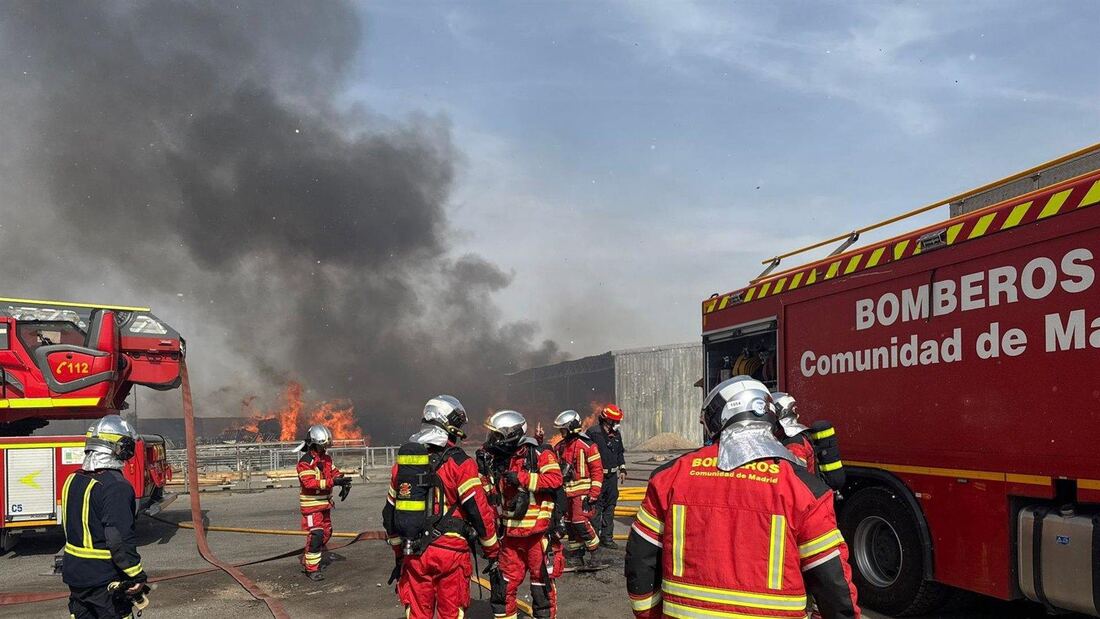 Bomberos de la Comunidad trabajan para controlar un incendio en una nave de aluminio en Ciempozuelos