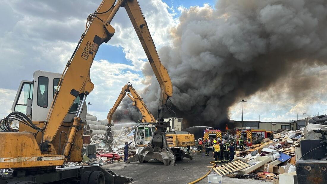 Los Bomberos actúan contra un incendio de chatarra en una parcela de Vicálvaro