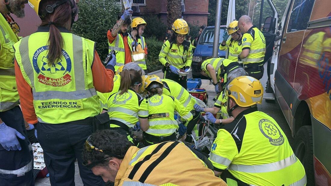 Un incendio en Villaverde deja un herido muy grave y obliga a atender a 13 vecinos