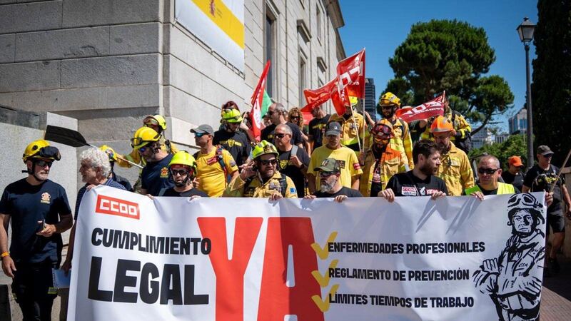 Los bomberos forestales salen a la calle para exigir el desarrollo de su ley básica