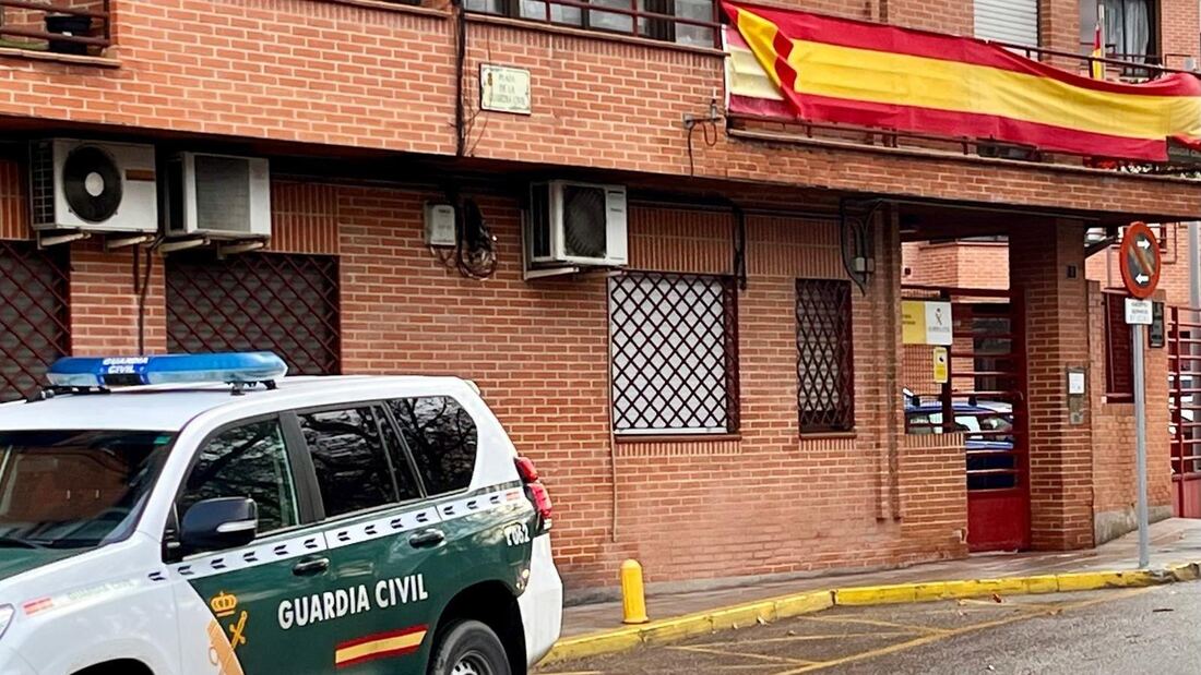 Buscan a tres ladrones por robar a punta de pistola en una joyería de Pinto