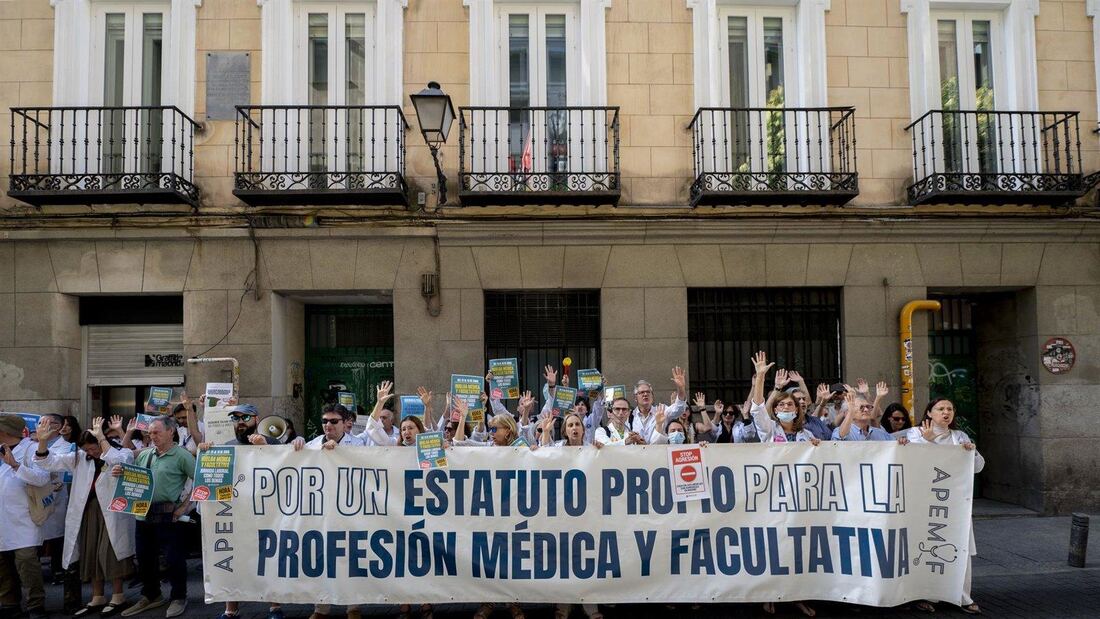 Los sindicatos denuncian servicios mínimos abusivos en la huelga médica
