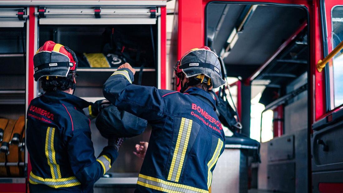 Los bomberos de la Comunidad extinguen un incendio en la arizónica de una vivienda en Boadilla del Monte