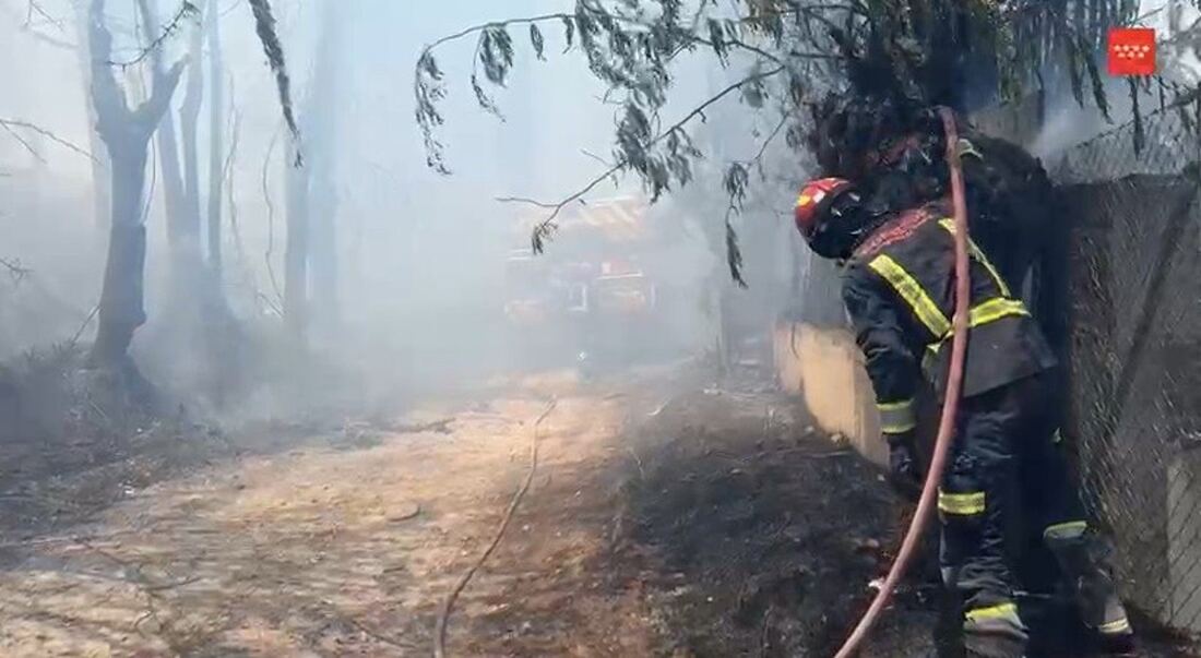 Estabilizan un incendio en una zona de vegetación junto a Villaviciosa que obligó a confinar chalets