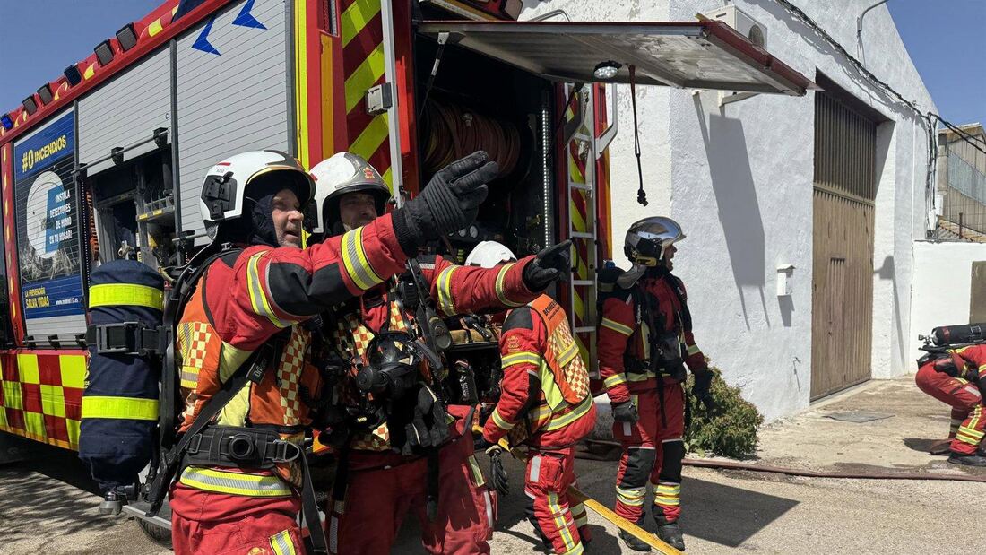 Extinguido un incendio en Parla que afectó a 13 vehículos pesados