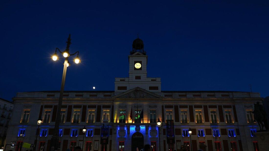 Madrid ilumina la Real Casa de Correos en solidaridad con Venezuela