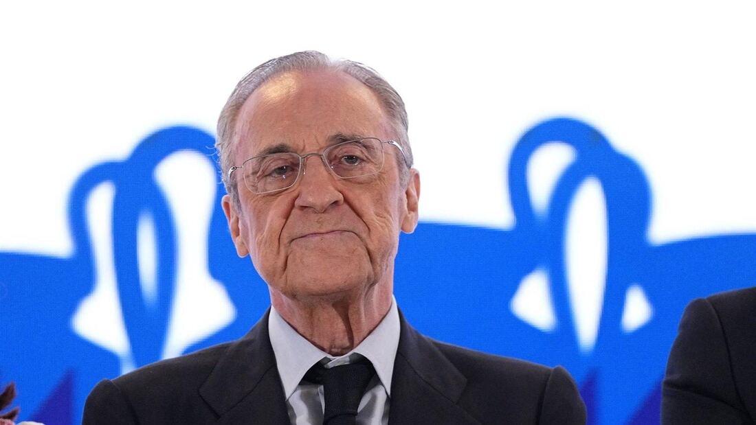 Florentino Pérez recibe el acta que le acredita como presidente del Real Madrid hasta 2030