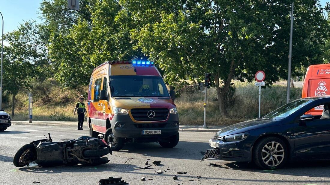 Un motorista de 57 años, grave tras chocar con un turismo en un semáforo de Latina