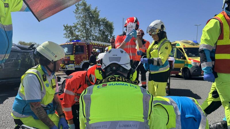 Tres heridos tras una colisión entre dos turismos y una moto en Pozuelo