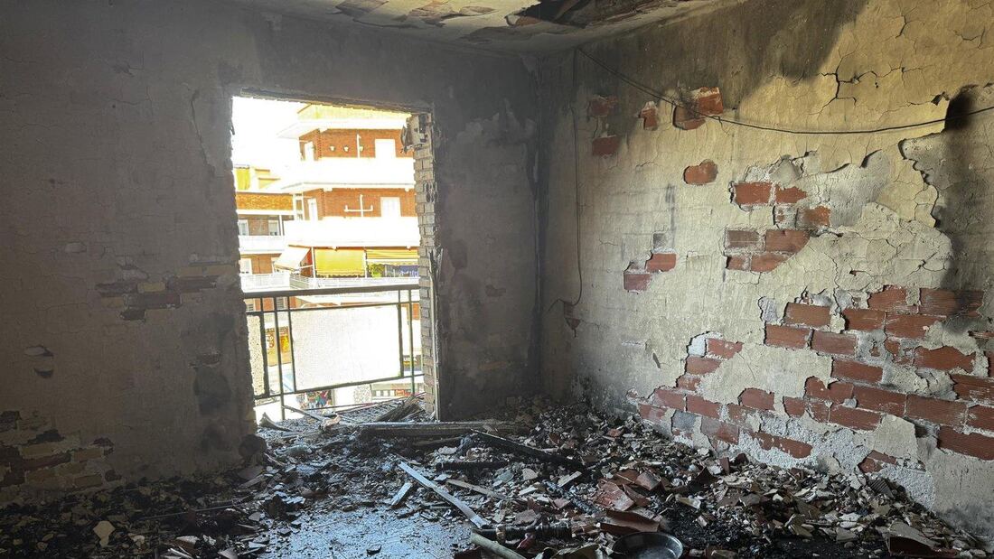 Bomberos apagan un incendio en un piso de Fuenlabrada y ocho vecinos resultan intoxicados leves