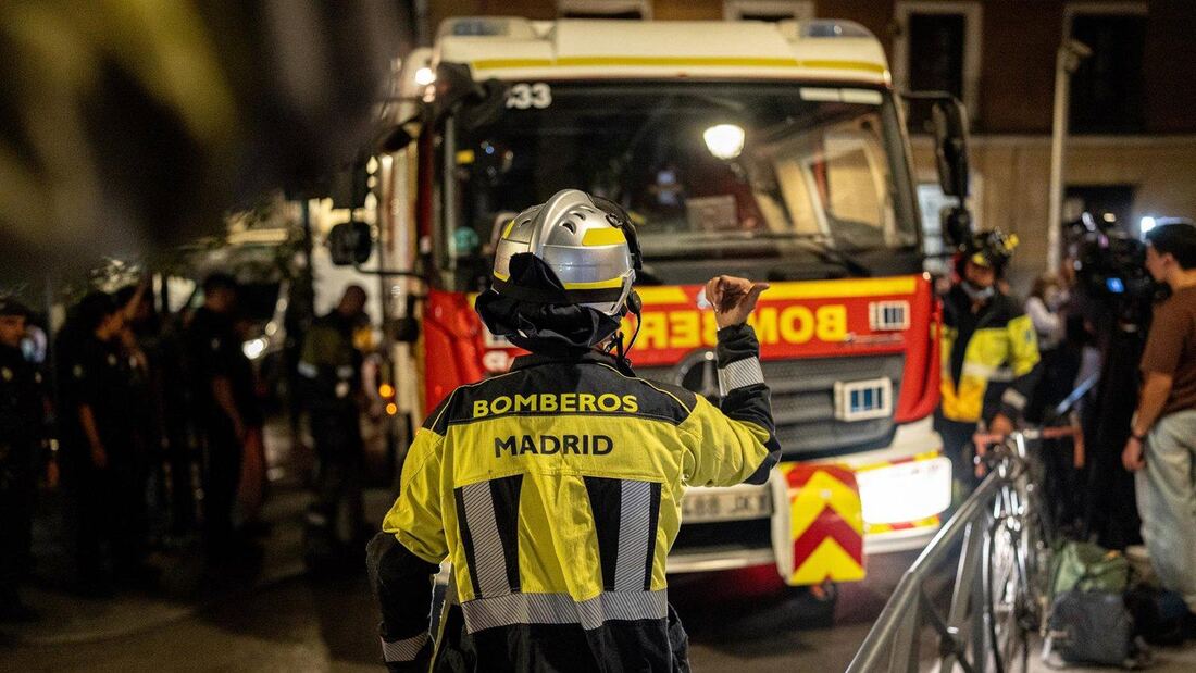 Un fuego en una nave de trasteros de Villaverde provoca el desalojo de una gasolinera