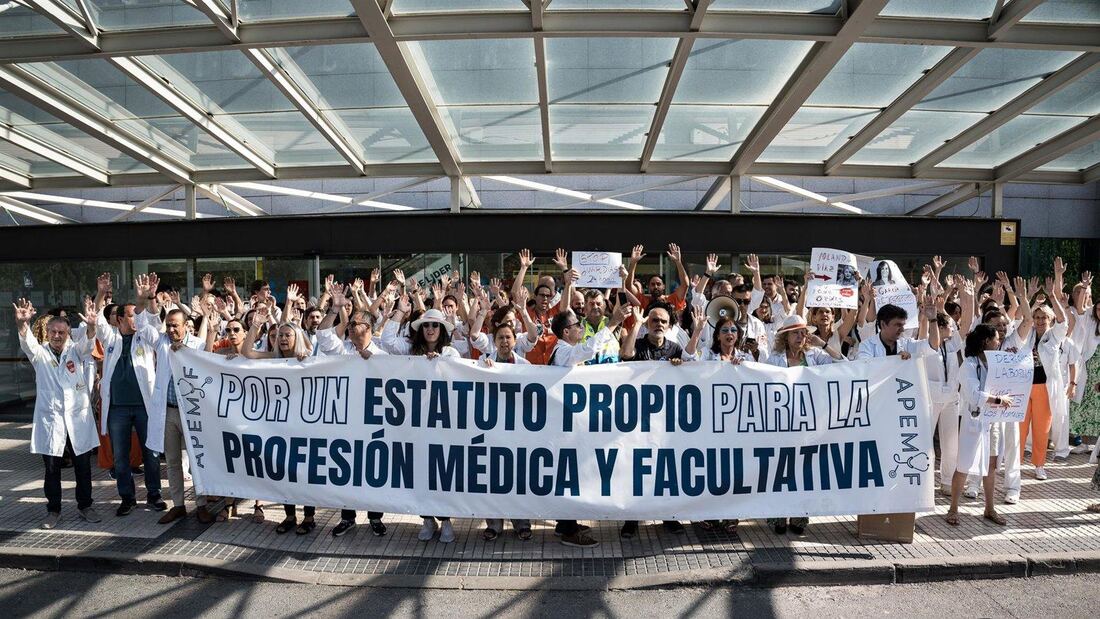 Los médicos en huelga se concentran en Majadahonda contra el Estatuto Marco