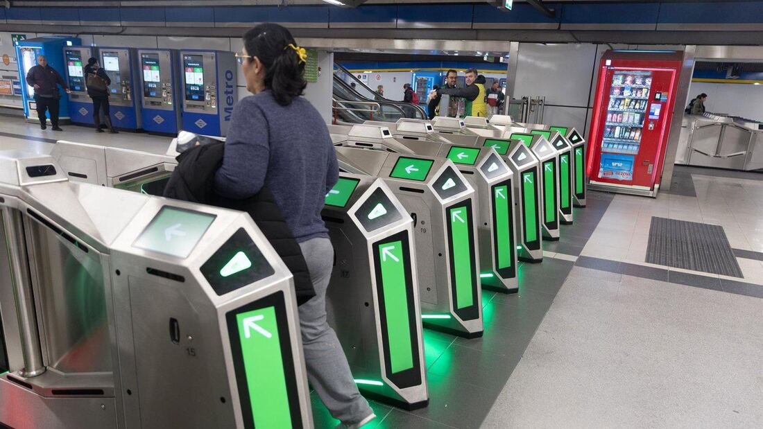 Metro instala 419 nuevos tornos y extiende el pago con tarjeta bancaria