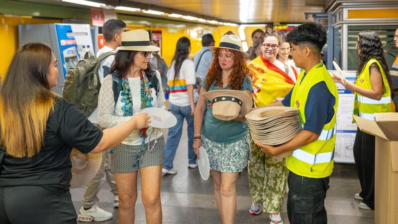 La Comunidad de Madrid reparte 18.500 sombreros y paipáis por el calor durante la visita del Papa
