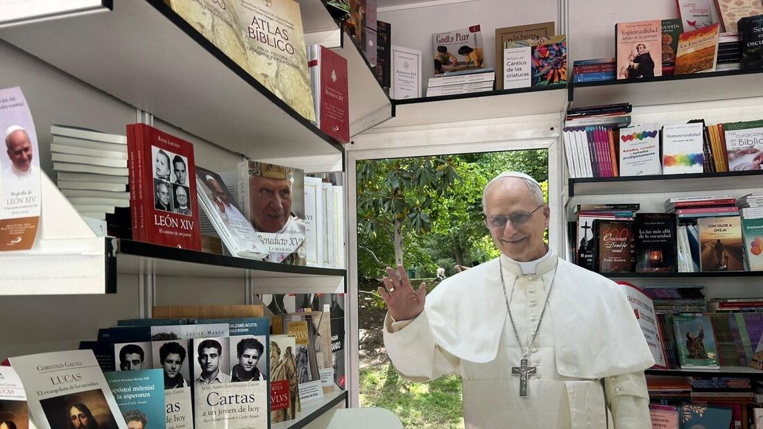 La visita del Papa dispara la venta de libros religiosos en la Feria del Libro de Madrid
