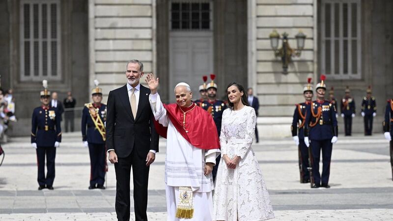 Los Reyes reciben con honores al Papa León XIV en el Palacio Real