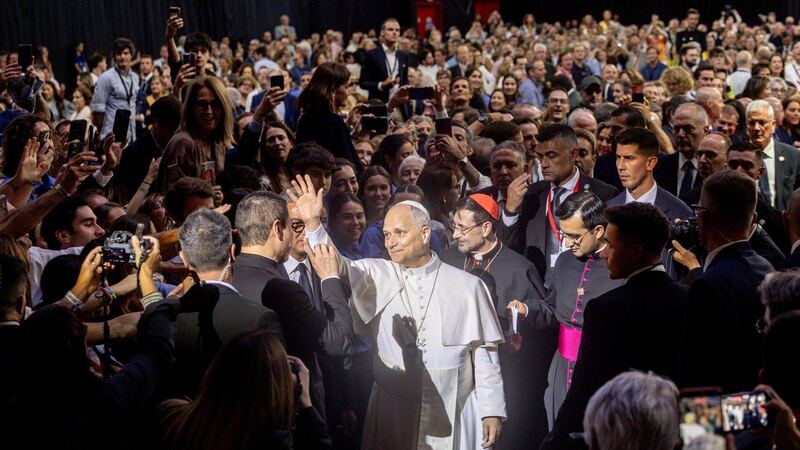 El Papa León XIV reúne a 12.000 personas en el Movistar Arena para "tejer redes"
