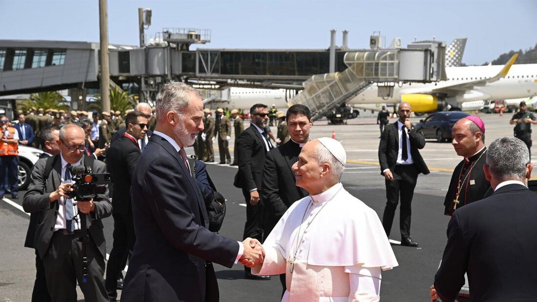 El Papa vuela a Roma en el Falcon del Rey tras una avería