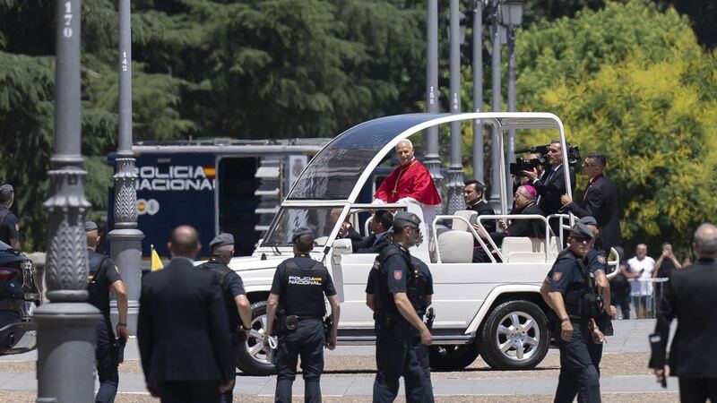 León XIV se hace viral con el gesto 'six-seven' durante su recorrido por Madrid