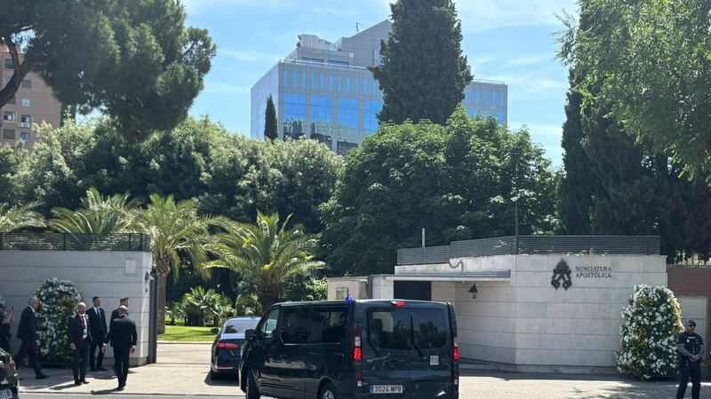 Gritos de "fuera" a Pedro Sánchez a su llegada a la reunión con el Papa en la Nunciatura