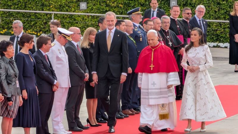 León XIV aterriza en Madrid y arranca su viaje con una recepción oficial