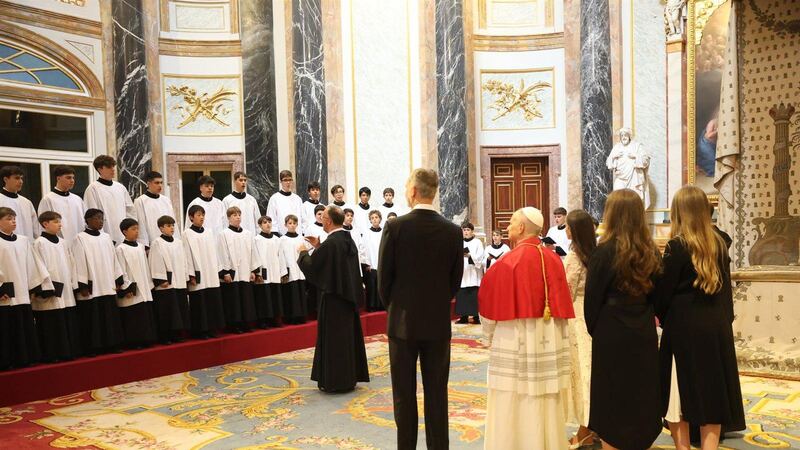 La Escolanía del Escorial canta ante León XIV en la Capilla Real