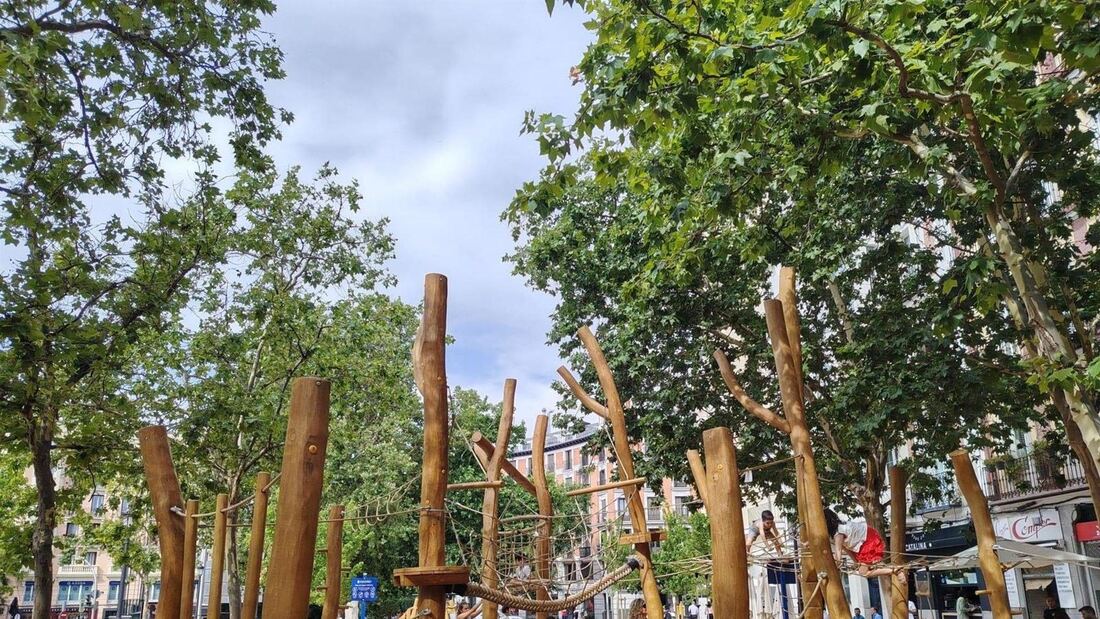 La plaza de Chamberí estrena nueva fuente, templete reubicado y 14 árboles más