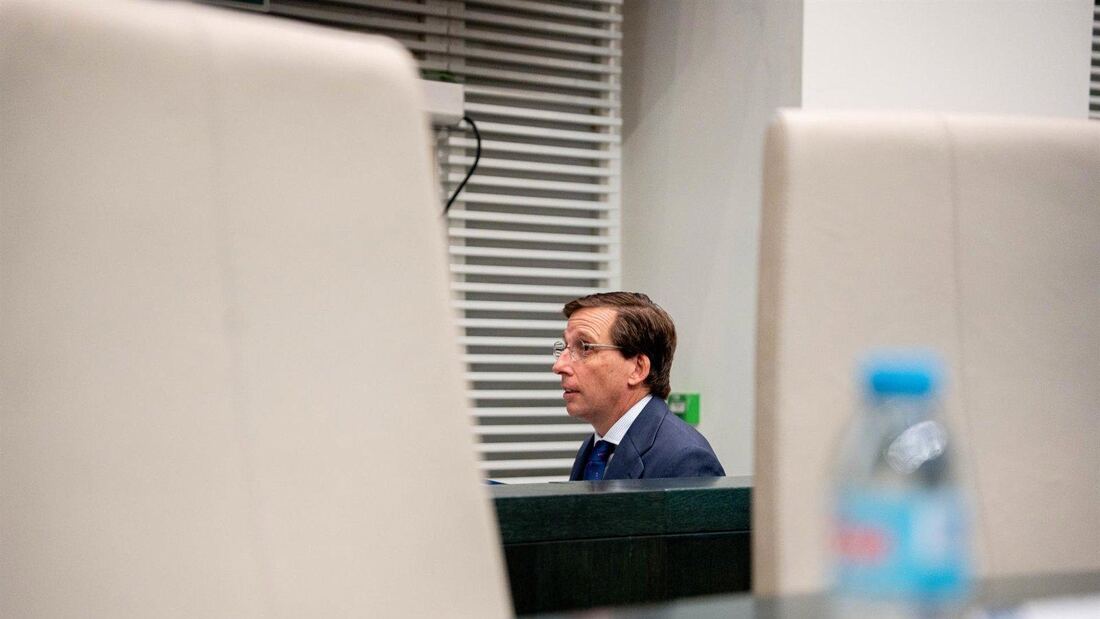 Almeida reclama saber si David Sánchez vive en La Moncloa