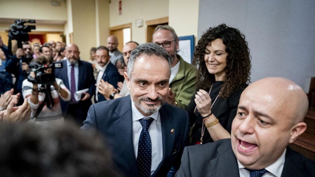 Almeida defiende la presunción de inocencia del alcalde de Móstoles