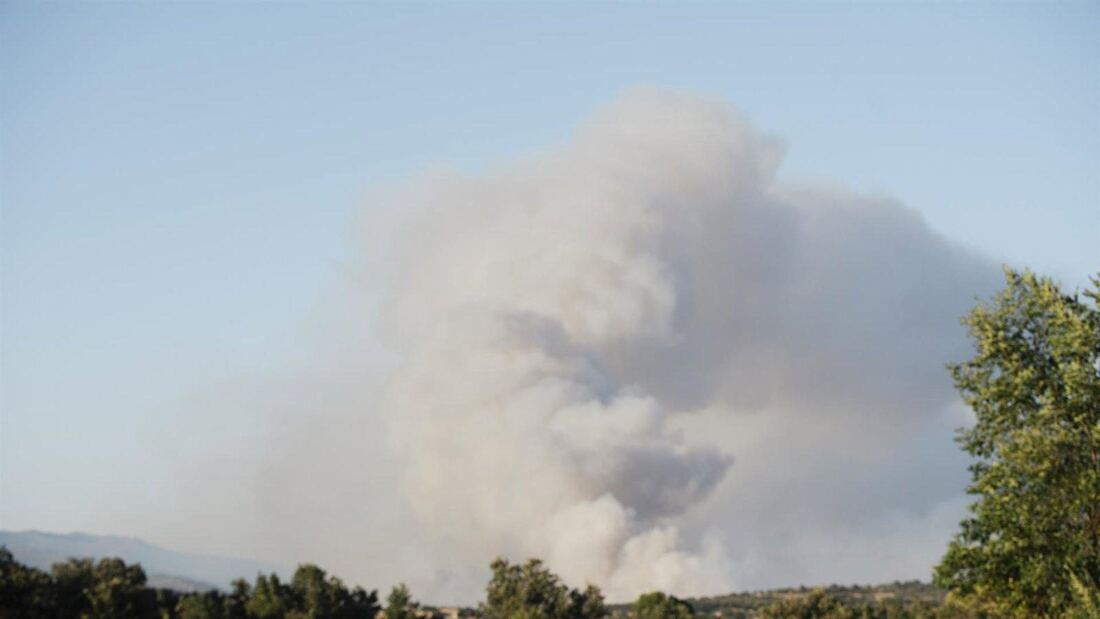 La Comunidad mantiene la vigilancia por viento tras estabilizar el incendio de Lozoyuela