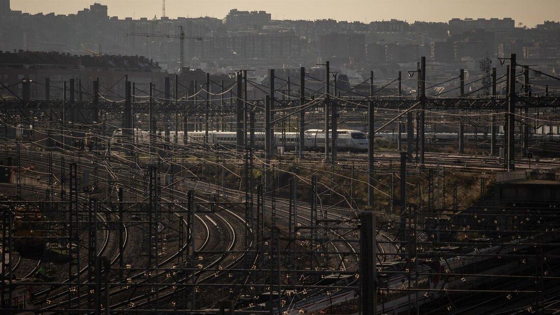 Fallece un operario aplastado por una maquina en la Base de Renfe