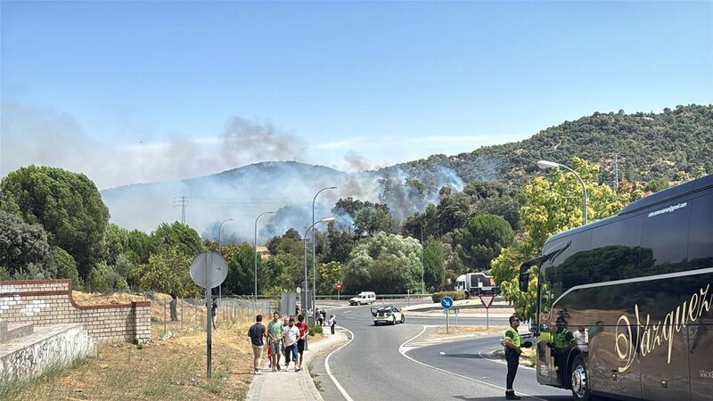 Un coche arde en la M-501 y provoca un incendio forestal en San Martín de Valdeiglesias