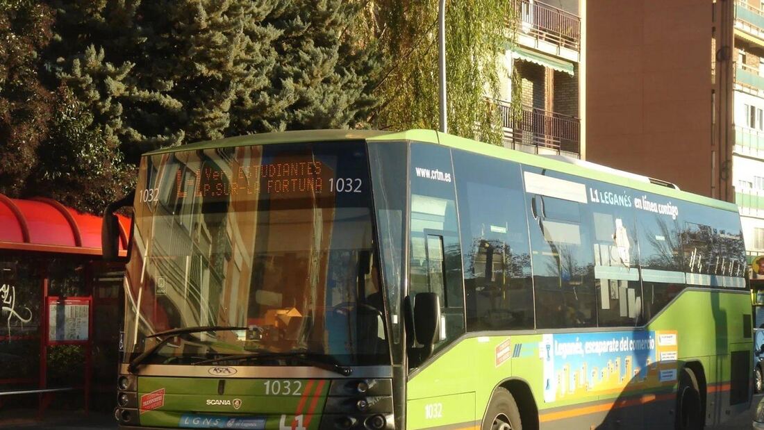 Un autobús del Consorcio colisiona contra un árbol en Leganés tras perder el control