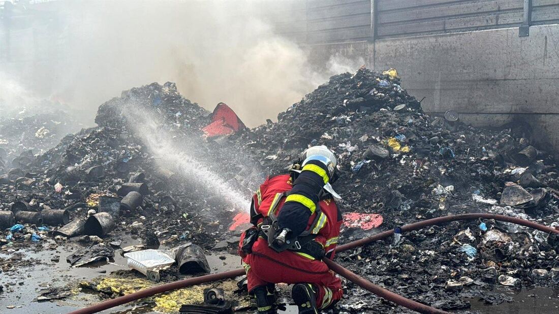 Ocho dotaciones de Bomberos actúan en un incendio en Loeches