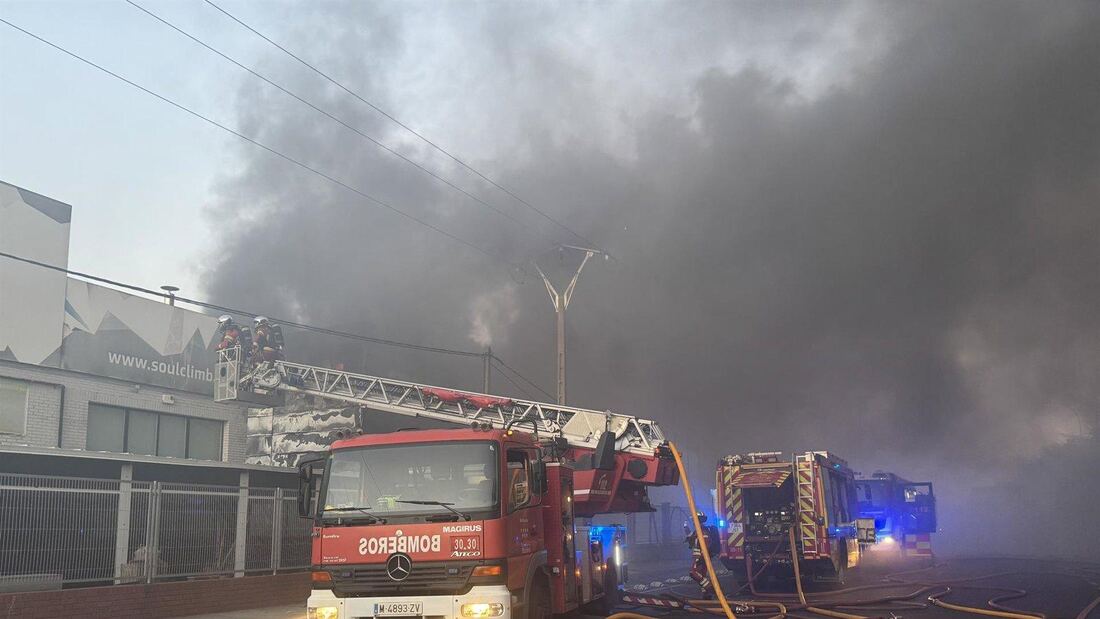 Quince dotaciones de Bomberos controlan el fuego en una nave de bazar en Leganés