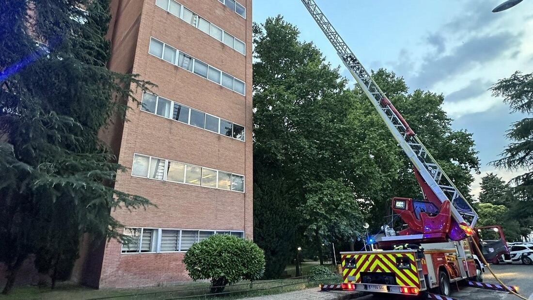 Bomberos sofocan un incendio en la Facultad de Derecho de la Complutense