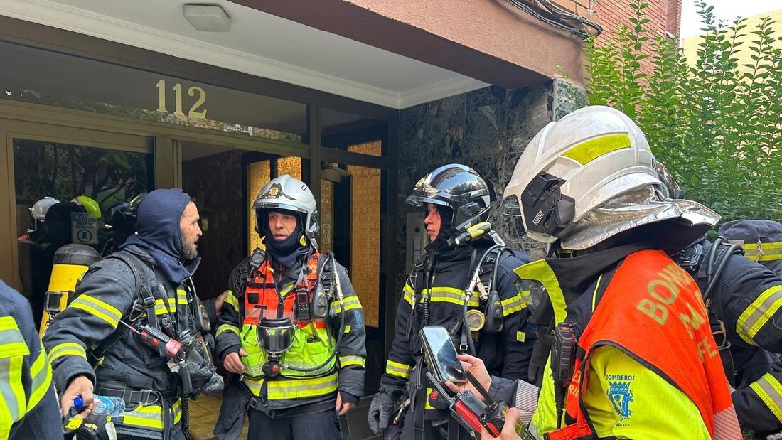 Siete vecinos rescatados tras un incendio en un piso de Canillas
