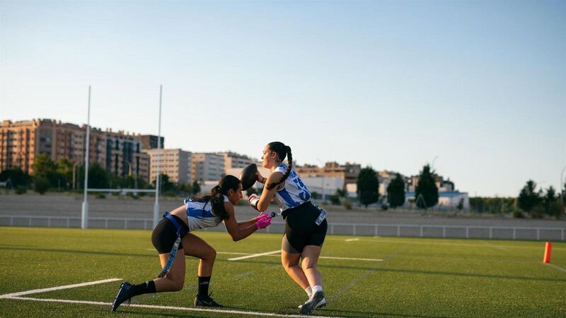 El flag football reúne a más de cien jóvenes en Vallecas