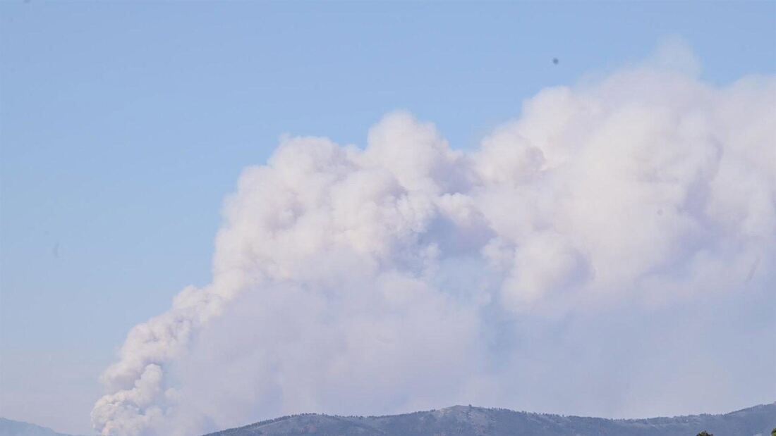 La Comunidad mantiene recursos en La Mierla y moviliza una brigada helitransportada a Serlas