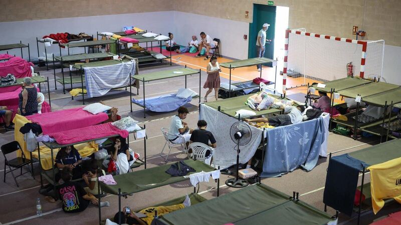 Se habilitan 450 plazas de alojamiento temporal para los evacuados por el fuego