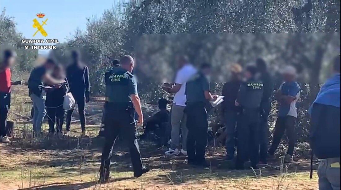 La Guardia Civil detiene una red de trata de trabajadores agrícolas en Sevilla