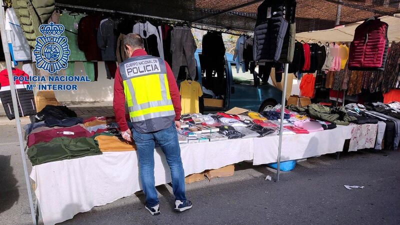 La Policía incauta 2.807 artículos falsificados en Madrid durante 2025