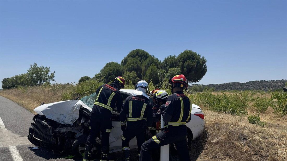 Una joven herida grave al quedar atrapada en un choque en la N-403