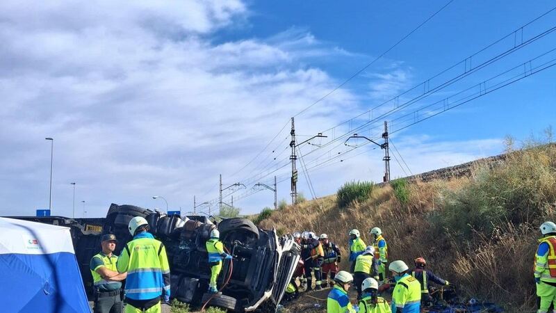 El conductor de un camión herido grave tras un semivuelco en la A-6 en Las Rozas