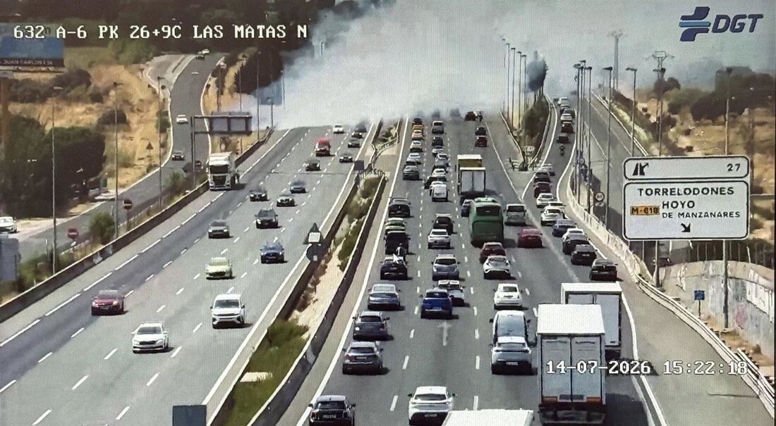 El incendio en la cuneta del kilómetro 27 de la A-6 obliga a cortar la vía en Torrelodones