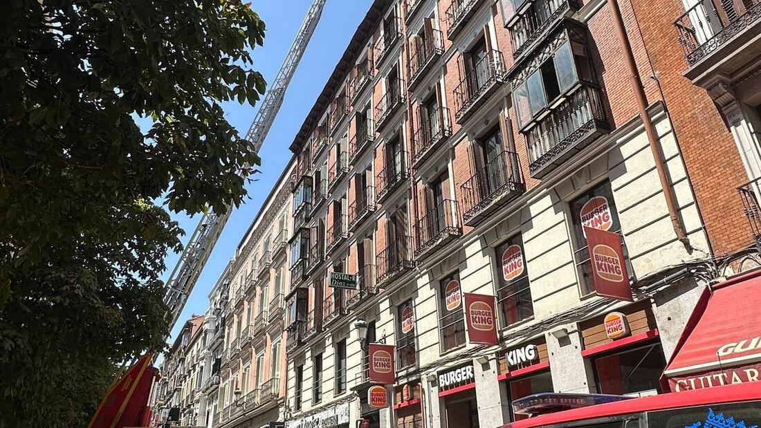 Un incendio en el conducto de extracción de una hamburguesería en Atocha obliga a evacuar el local sin heridos