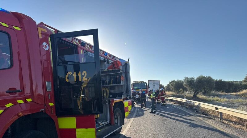 Un incendio en Villa del Prado obliga a confinar a vecinos y cierra dos carreteras