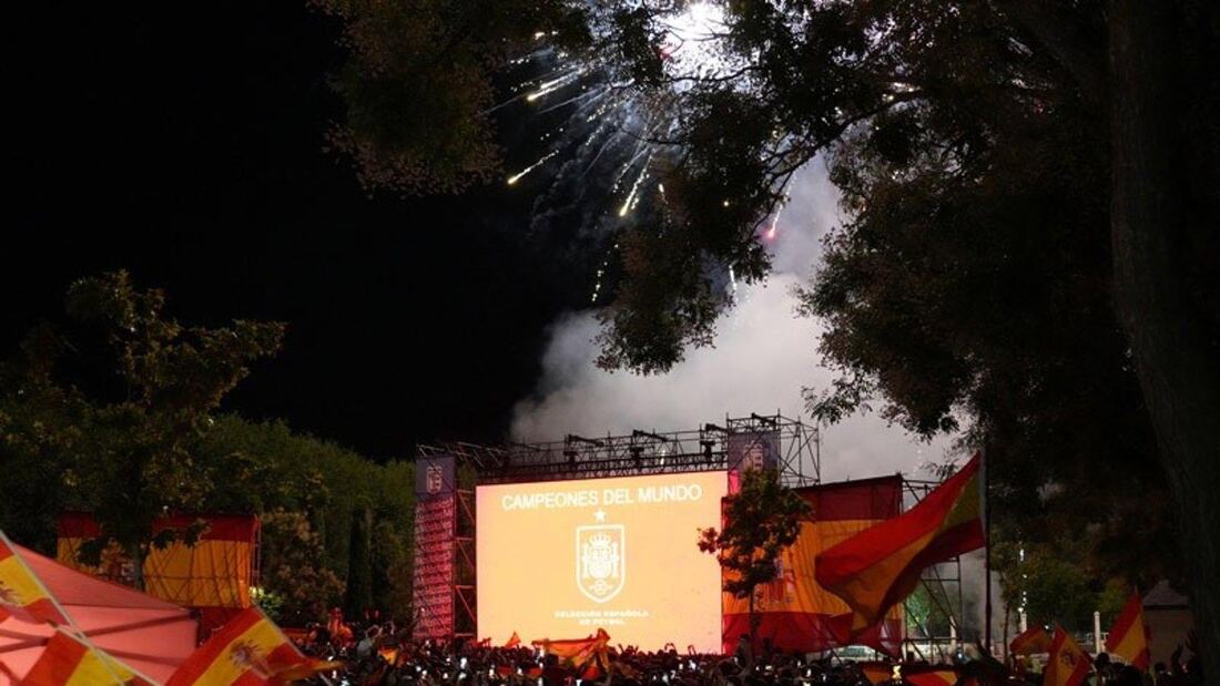 Más de 13.500 personas celebran la victoria de España en Móstoles