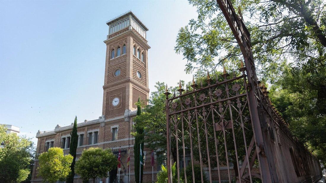 El PSOE y Más Madrid critican el desalojo de Casa Árabe del Pleno